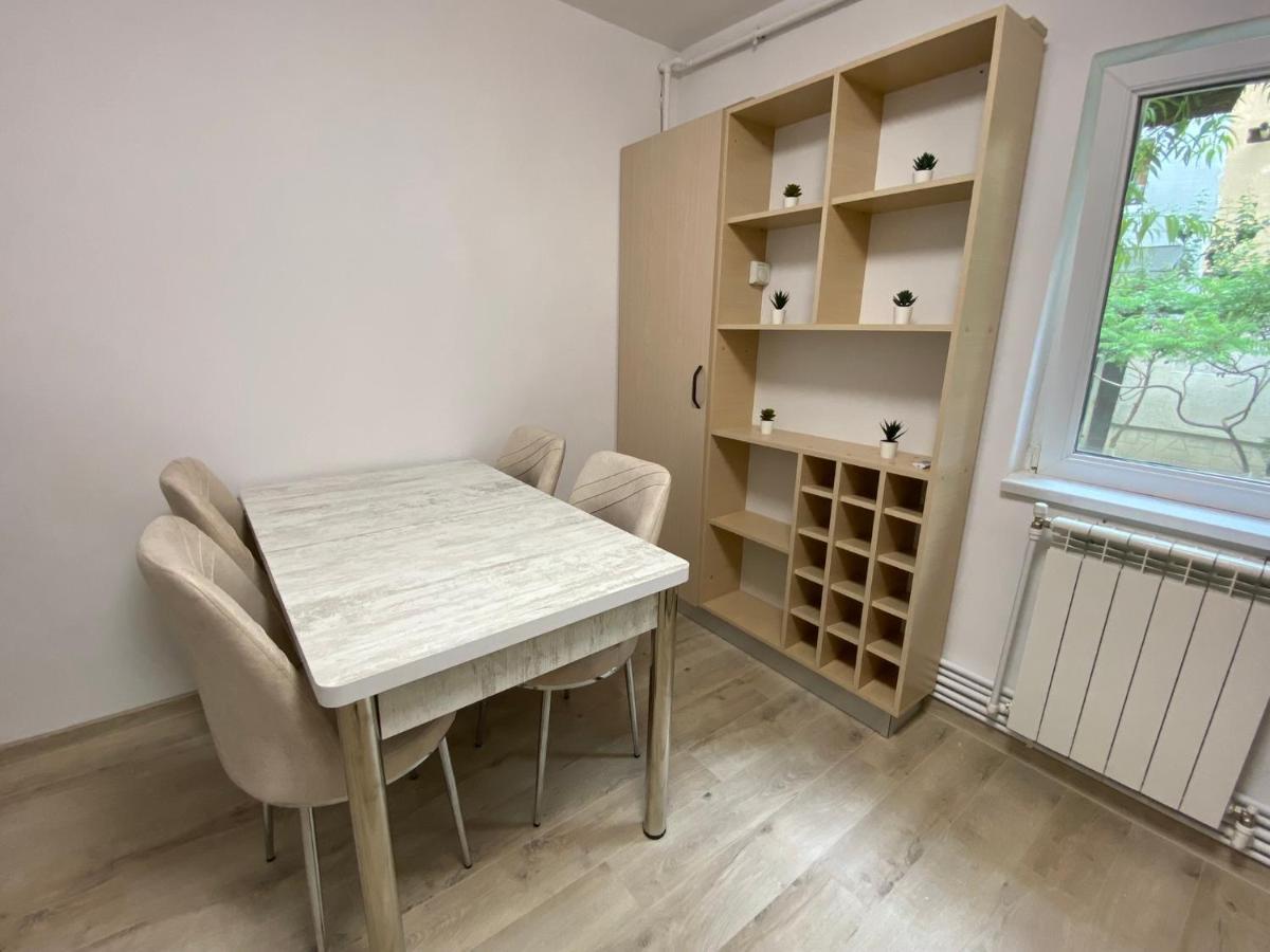 Grove Apartment Buzau Bagian luar foto