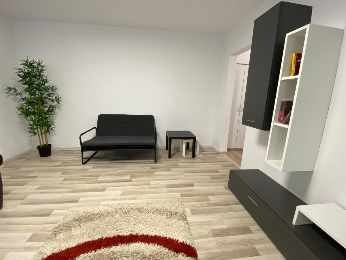 Grove Apartment Buzau Bagian luar foto