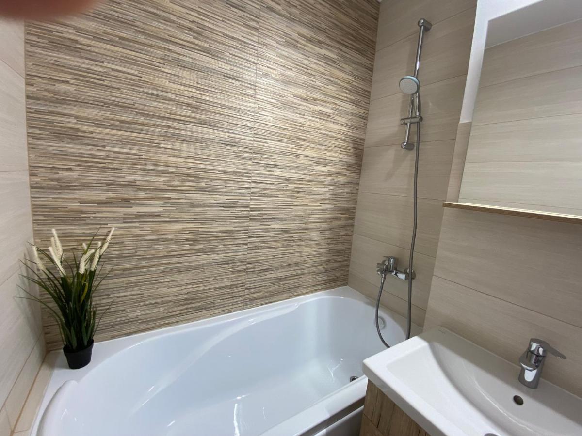 Grove Apartment Buzau Bagian luar foto